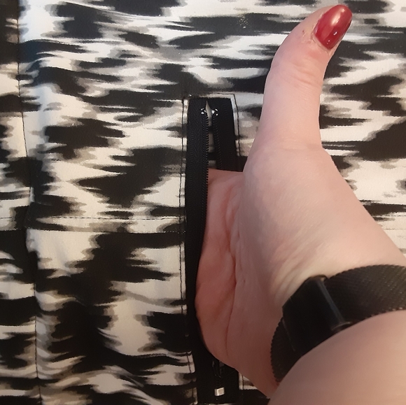 Black and White Pattern Fall/Winter Vest - Picture 4 of 6